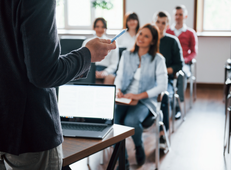 Groupe en session de formation à l’IA dans les locaux de l’entreprise